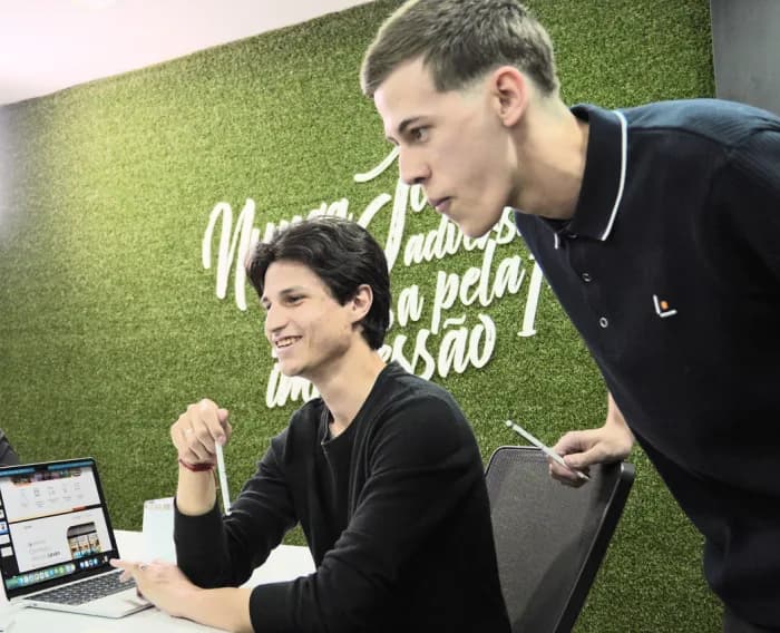 Profissionais da Leven trabalhando lado a lado