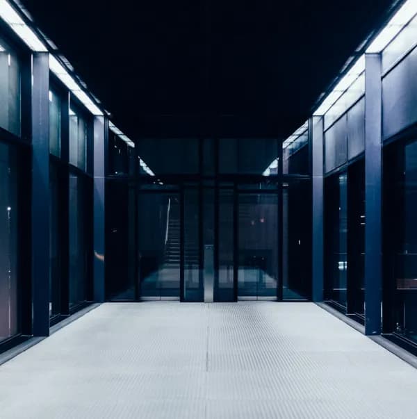 Corredor envidraçado de um prédio corporativo