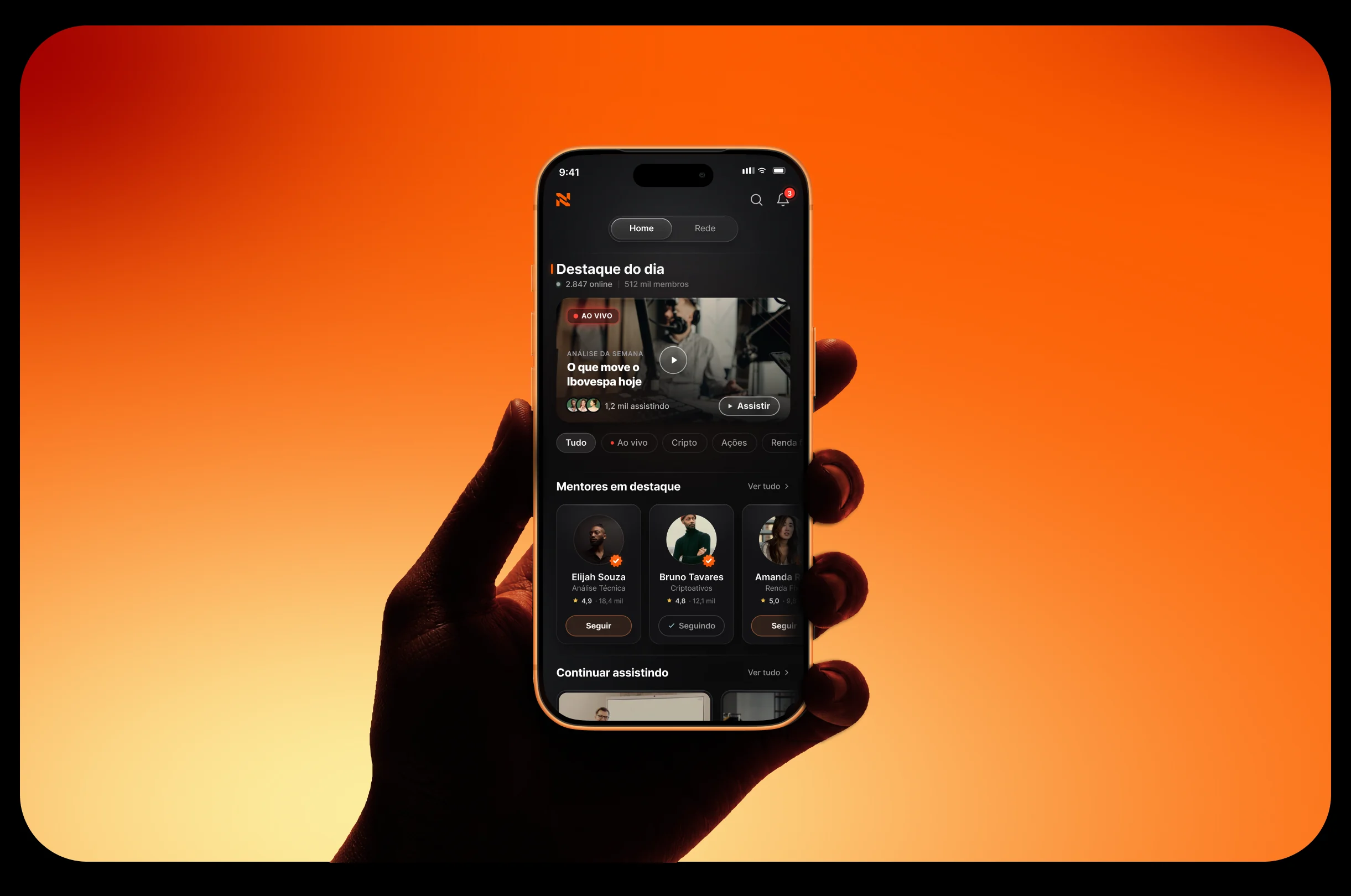 Mão segurando um iPhone laranja com um aplicativo de investimentos aberto contra um fundo laranja
