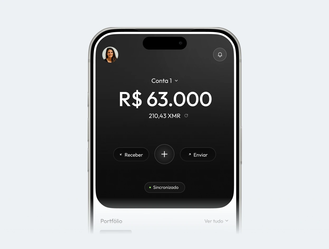 Celular com a carteira de um aplicativo: saldo da conta, enviar e receber