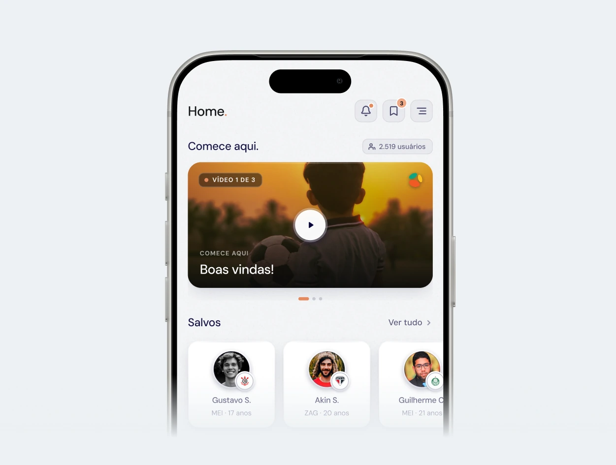 Celular com a home de um aplicativo esportivo: vídeo de boas-vindas e perfis salvos