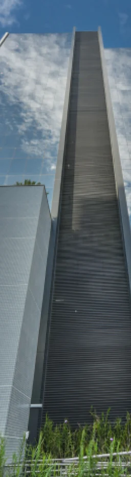 Fachada envidraçada do prédio da sede da Leven