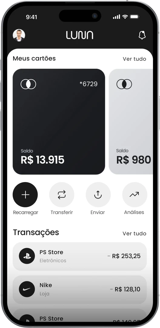 Celular com o app de um banco aberto na tela inicial: os cartões com o saldo, os atalhos de recarga, transferência, envio e análises e as últimas transações