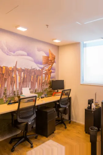 Estações de trabalho com mural pintado na parede