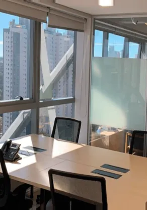 Sala de reunião com vista para a cidade