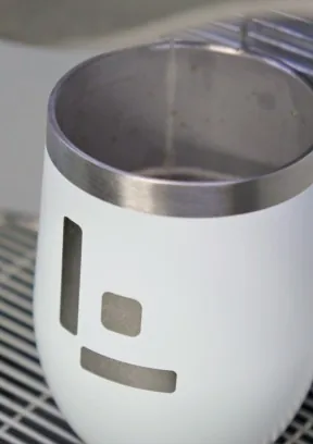Copo térmico branco com o símbolo da Leven
