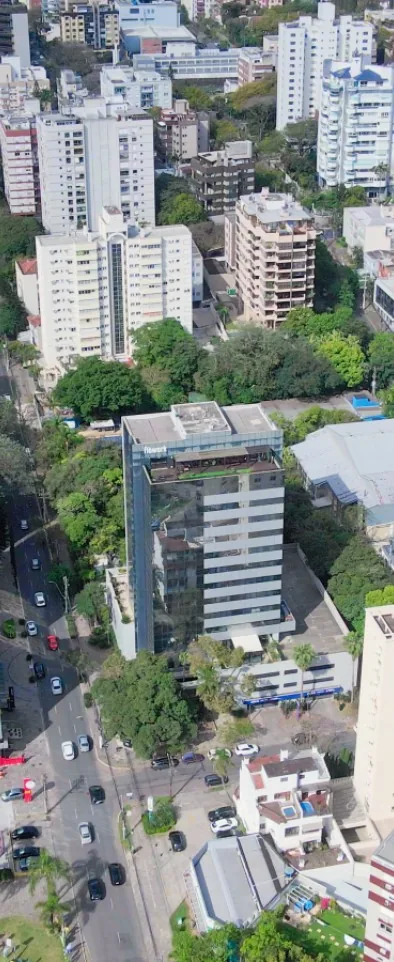 Vista aérea de Porto Alegre com o prédio da sede da Leven entre as árvores