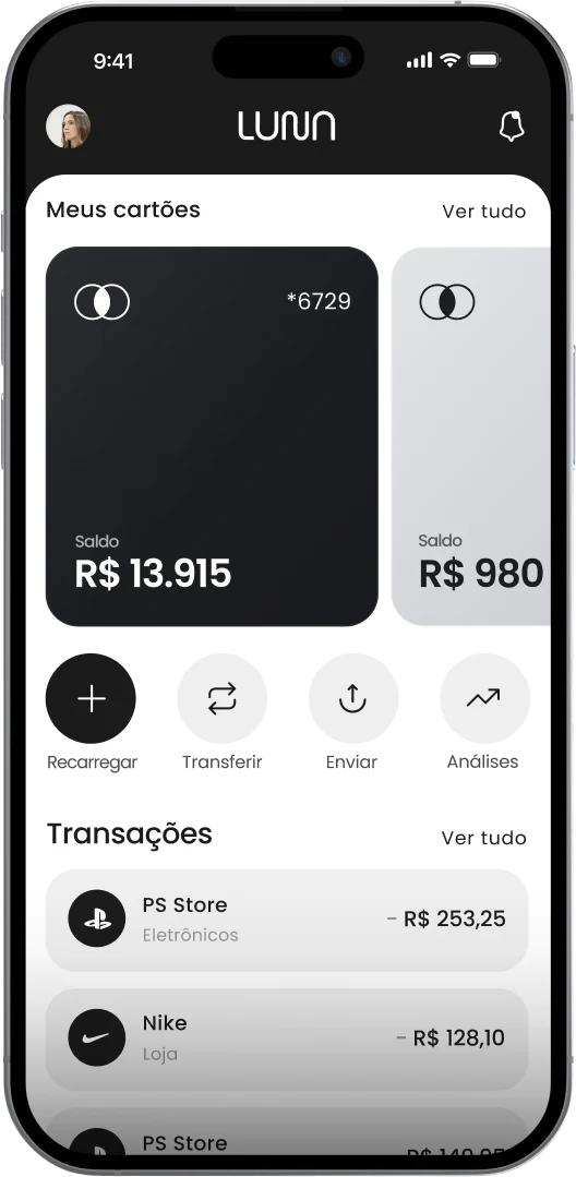 Celular com o app de um banco aberto na tela inicial: os cartões com o saldo, os atalhos de recarga, transferência, envio e análises e as últimas transações