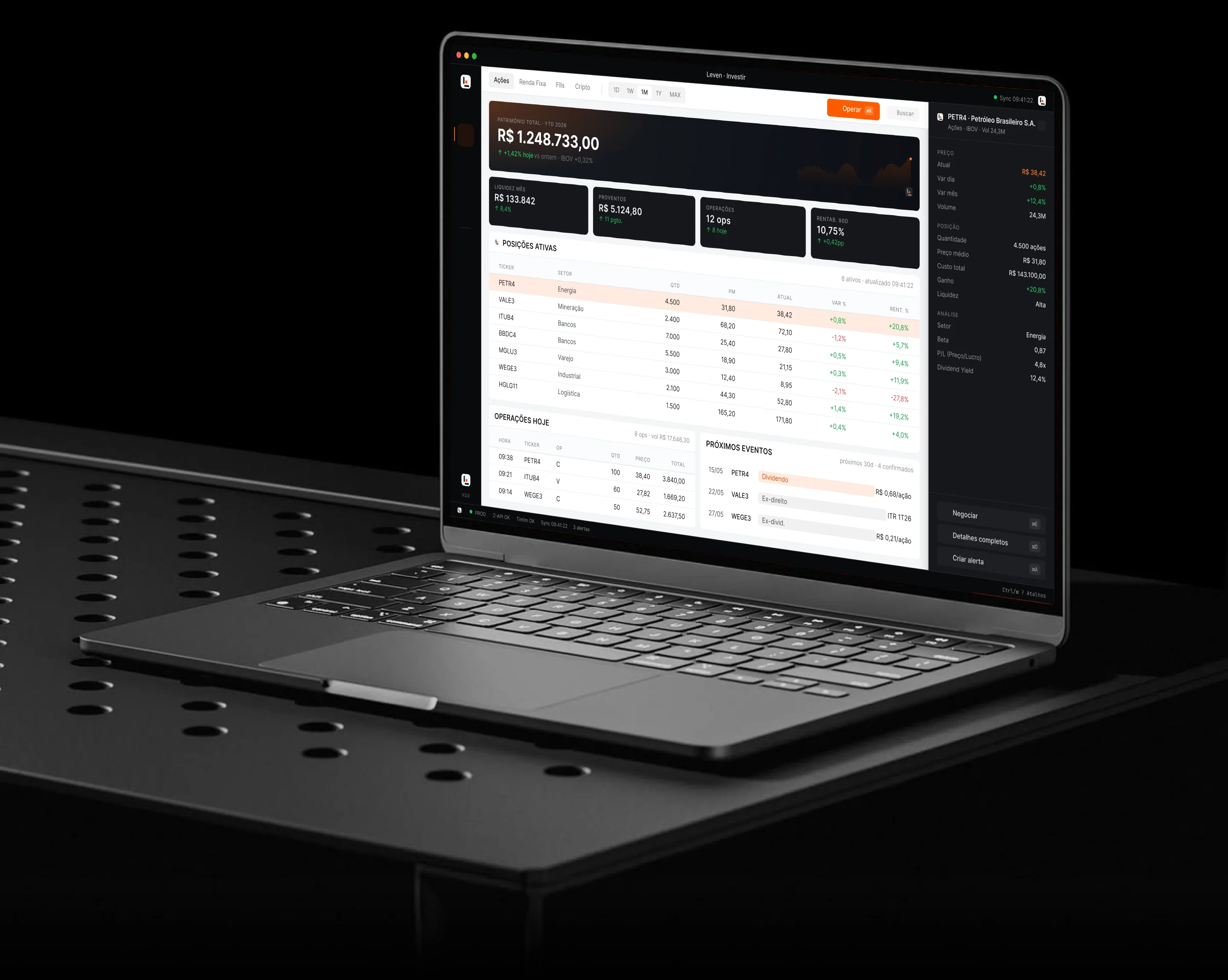 Notebook com o painel desktop de investimentos feito pela Leven: patrimônio, posições ativas, operações e próximos eventos